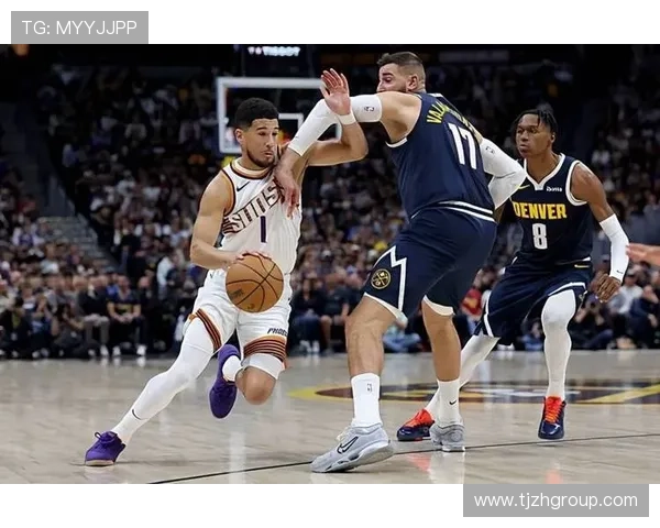 布克上半场表现出色14分9助攻展现控卫风范引领球队进攻